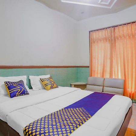SPOT ON 90092 Dewi Safitri Hotel Semarang Exterior foto