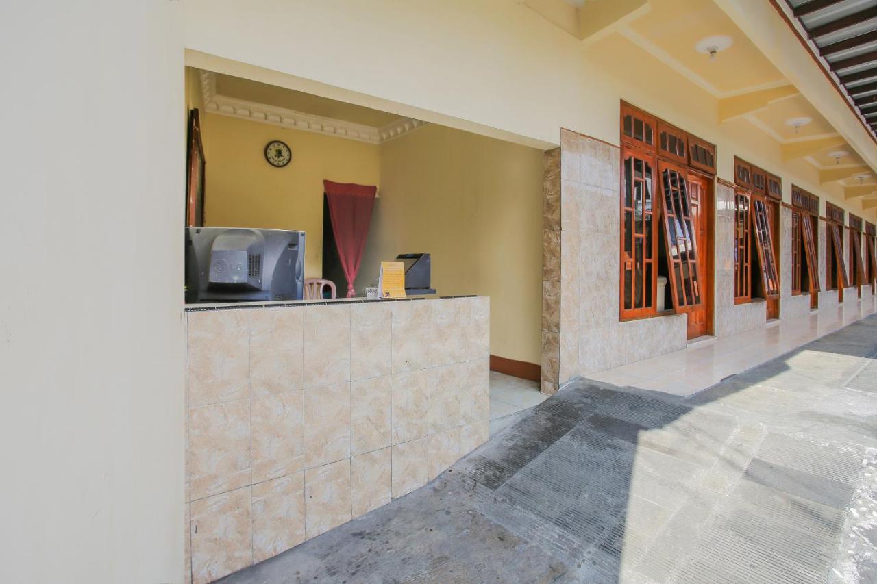 SPOT ON 90092 Dewi Safitri Hotel Semarang Exterior foto