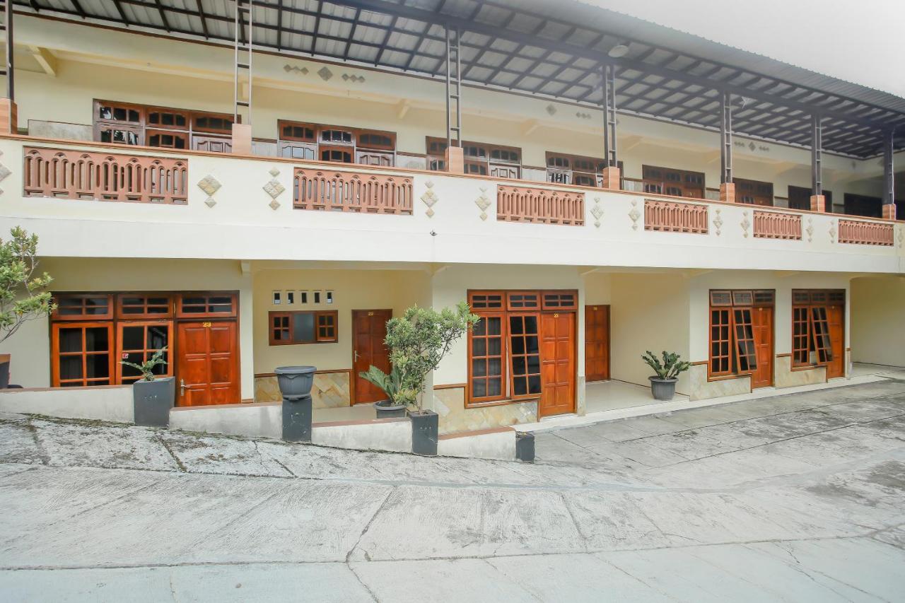 SPOT ON 90092 Dewi Safitri Hotel Semarang Exterior foto