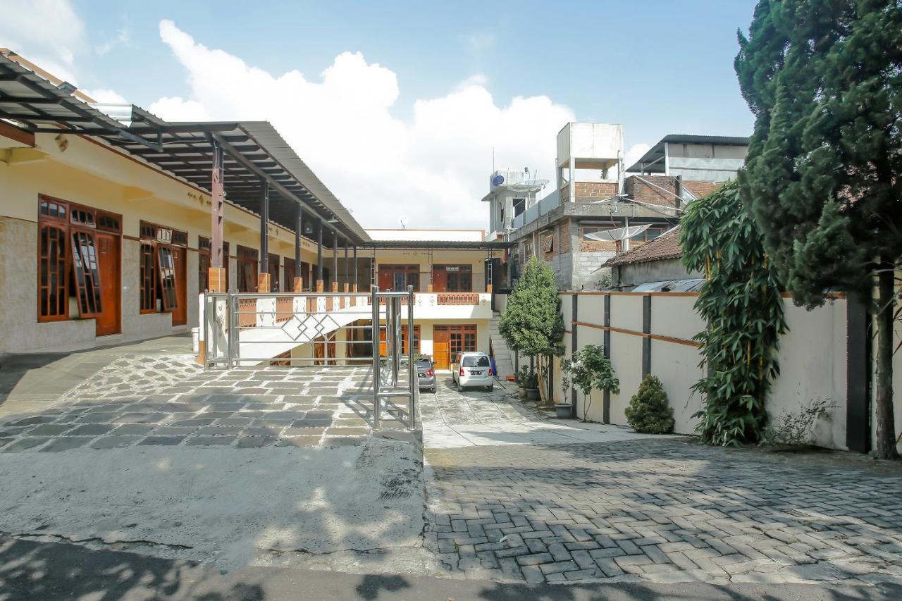 SPOT ON 90092 Dewi Safitri Hotel Semarang Exterior foto