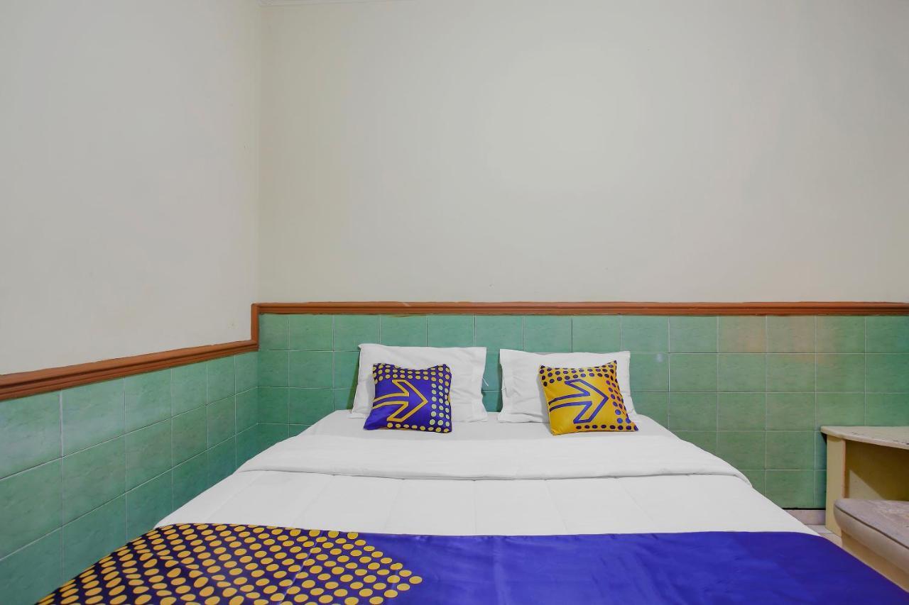 SPOT ON 90092 Dewi Safitri Hotel Semarang Exterior foto