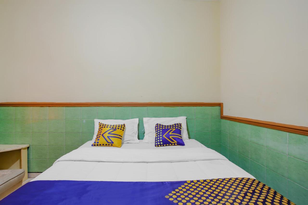 SPOT ON 90092 Dewi Safitri Hotel Semarang Exterior foto